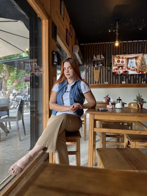 Ángeles Pereira sentada junto al ventanal de una cafetería