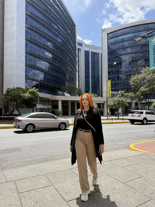 Ángeles Pereira frente a edificios de oficinas acristalados