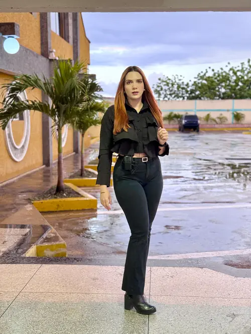 Ángeles Pereira en una plaza tras la lluvia, junto a una palmera