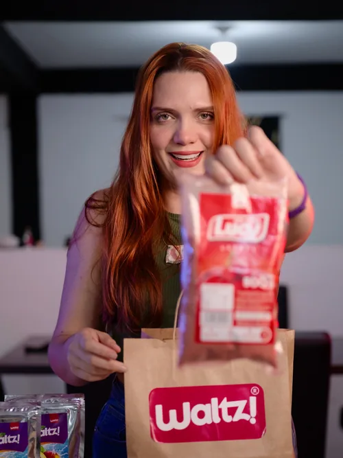 Ángeles Pereira mostrando productos de una colaboración de marca